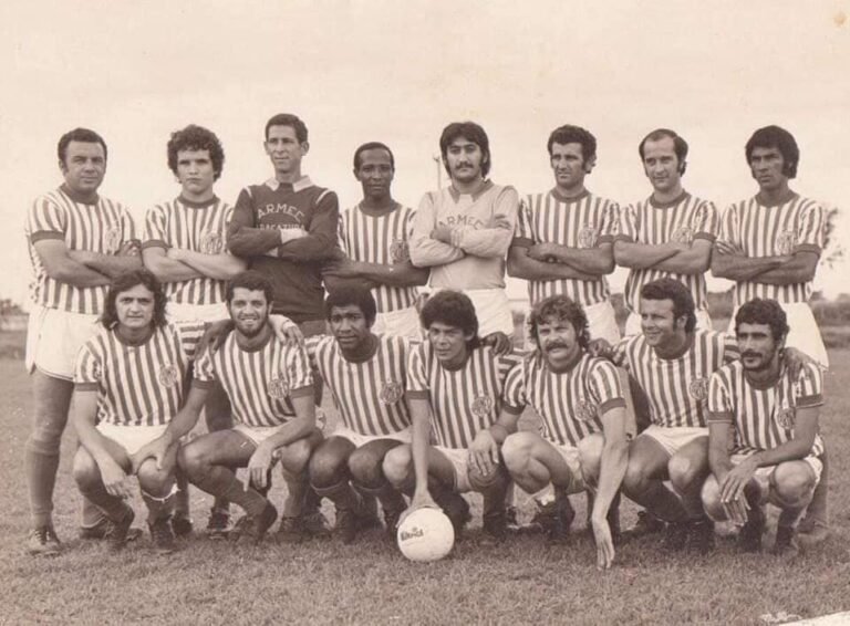 ARMEC. Em pé: Joyse Rezende, Domingos, Zinha, Lindolfo, Carlos Roberto Albaneze Ramos, Adovaldo Nunes Barbosa (Noronha), Tostão e Jeová Agachados: Mané, Nanu, Pelé Zé Carlos, Carlos Alberto, Norberto, Luizão e Nivaldo