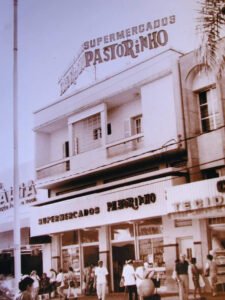 Vista histórica da fachada do Supermercados Pastorinho em Araçatuba-SP, mostrando o movimento de clientes e a força do supermercado no comércio da cidade.