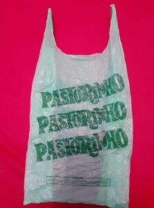 Sacolinha plástica do Supermercados Pastorinho, símbolo da presença marcante do supermercado no comércio de Araçatuba-SP.