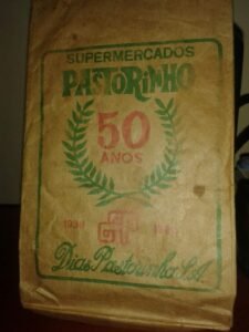 Em Araçatuba-SP, o Supermercados Pastorinho consolidou-se como ponto de referência comercial e social, combinando setores de padaria, confeitaria, açougue e mercearia com atendimento próximo da comunidade.

