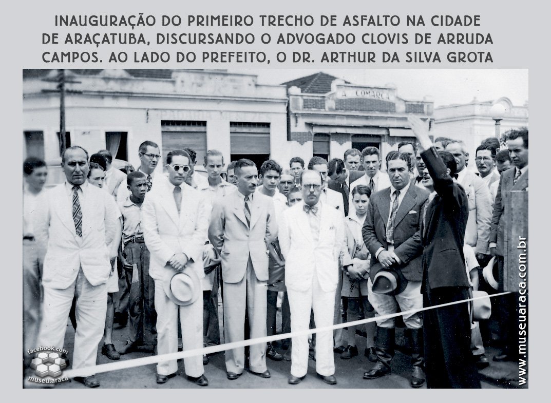 Arthur da Silva Grota ao lado do prefeito Aureliano Valadão Furquim. Discursando, o advogado Clóvis de Arruda Campos.