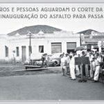 Carros e pessoas aguardam o corte da fita de inauguração do asfalto na praça Rui Barbosa em Araçatuba. Ao fundo podemos ver a fachada do prédio do Jornal A Comarca