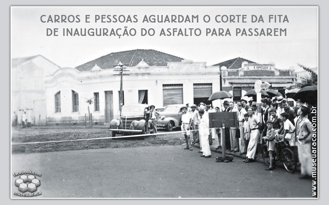 Carros e pessoas aguardam o corte da fita de inauguração do asfalto na praça Rui Barbosa em Araçatuba. Ao fundo podemos ver a fachada do prédio do Jornal A Comarca