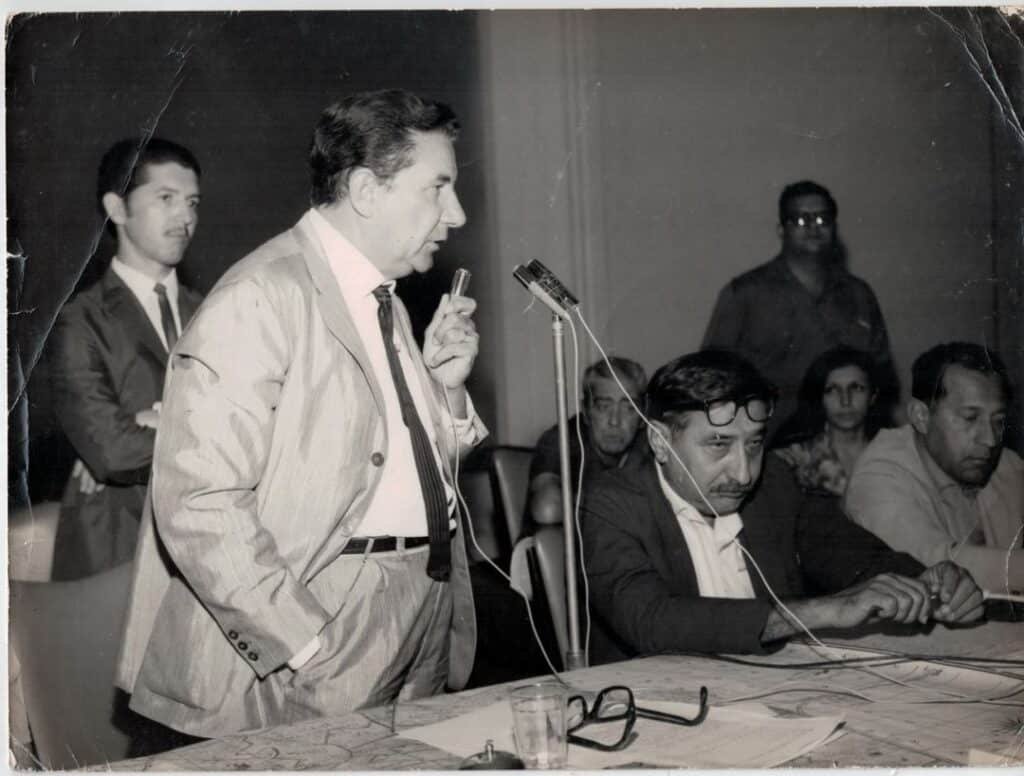 Em pé: Plinio Gomes, Elísio Gomes de Carvalho (ao microfone). Sentados: prefeito João Batista Botelho (Cuiabano), Vanderlino de Souza (então vice-prefeito).