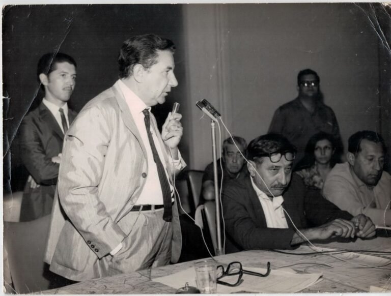 Em pé: Plinio Gomes, Elísio Gomes de Carvalho (ao microfone). Sentados: prefeito João Batista Botelho (Cuiabano), Vanderlino de Souza (então vice-prefeito).