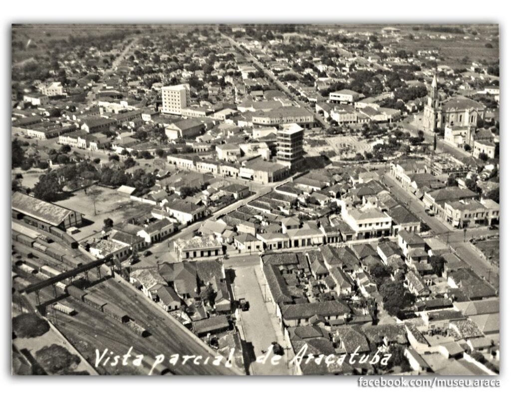 Vista aérea parcial da cidade de Araçatuba, em uma foto que não consta o ano, mas podemos dizer que foi tirada entre os anos de 1960 e 1970.
