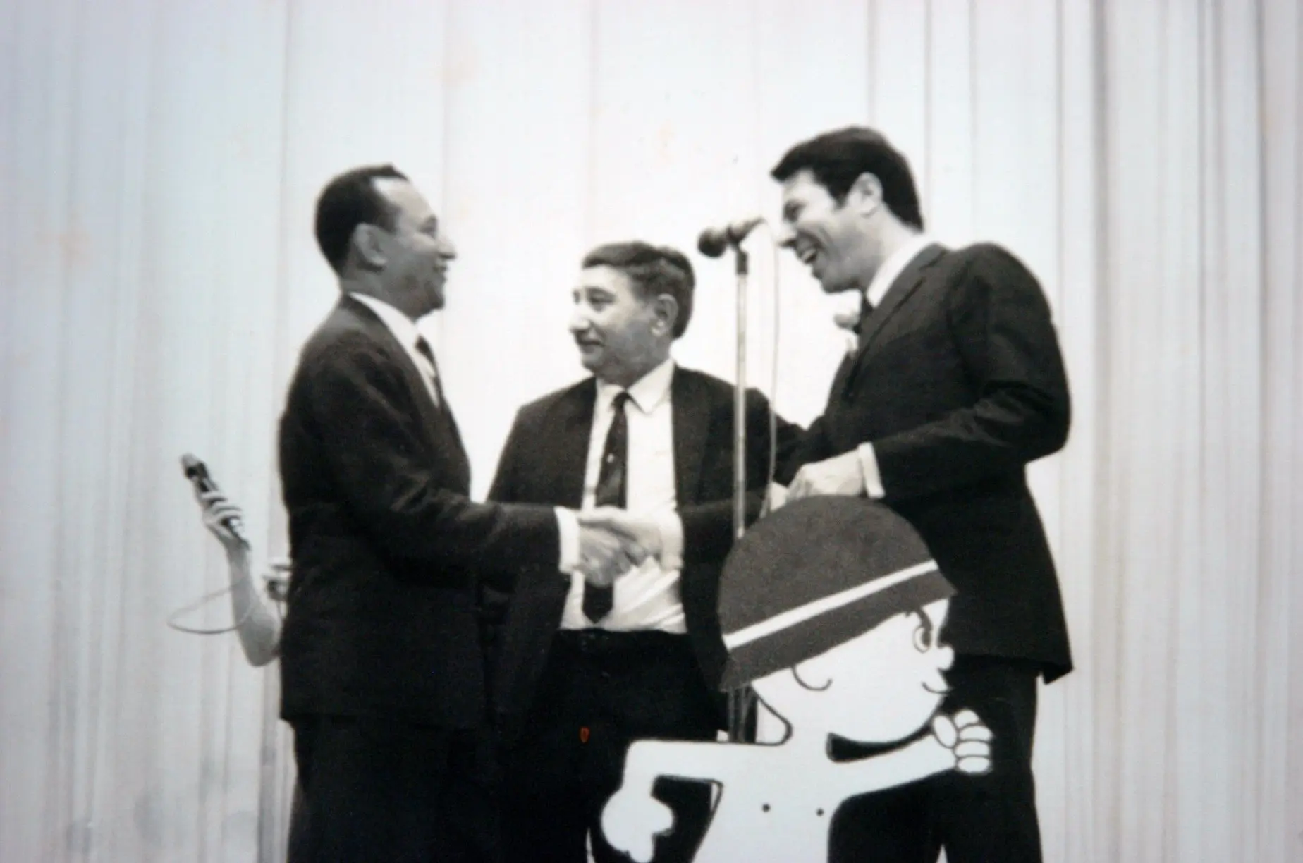 O prefeito João Batista Botelho (Cuiabano), no programa Silvio Santos, na extinta Tv Tupi, onde foi representar Araçatuba, na gincana, Cidade contra Cidade. Ainda na foto, parece ser o então vereador Vanderlino de Souza.