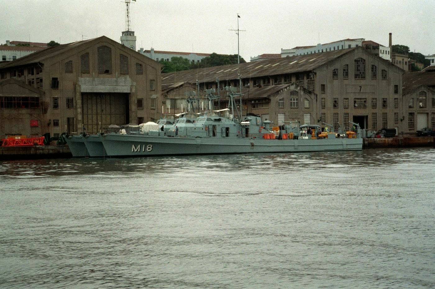 Navio Varredor Araçatuba - M 18 - Dragão