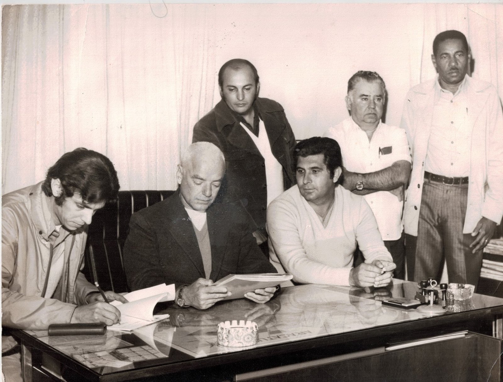 Sentados: Fernando Tucci (sócio da Sondoeste Tapajós, assinando um contrato de obra), Dr Cotrim, engenheiro Fortunato Miloch (presidente do DAEA).
Em pé: engenheiro Célio Araújo Cintra, Valflor Pereira de Queiroz (diretor administrativo do DAEA), Arlindo Novaes (químico e diretor de tratamento do DAEA).