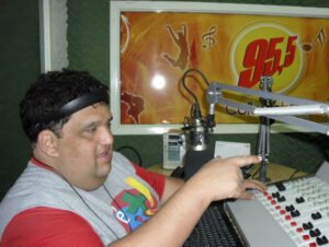 Adriano Luís Correia, o inesquecível "Gordo Louco", foi uma das vozes mais queridas e reconhecidas da rádio Cultura FM de Araçatuba, transmitindo alegria e identidade por quase três décadas no dial 95,5.