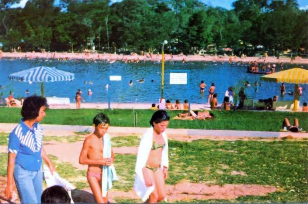 O Araçatuba Country Club, inaugurado em 1969, marcou gerações como um dos principais espaços de lazer e convivência da cidade. Suas estruturas, como lagoa, salão de festas, quiosques e o famoso tobogã, fizeram parte do cotidiano de famílias e eventos que movimentaram Araçatuba entre as décadas de 1970 e 1990.