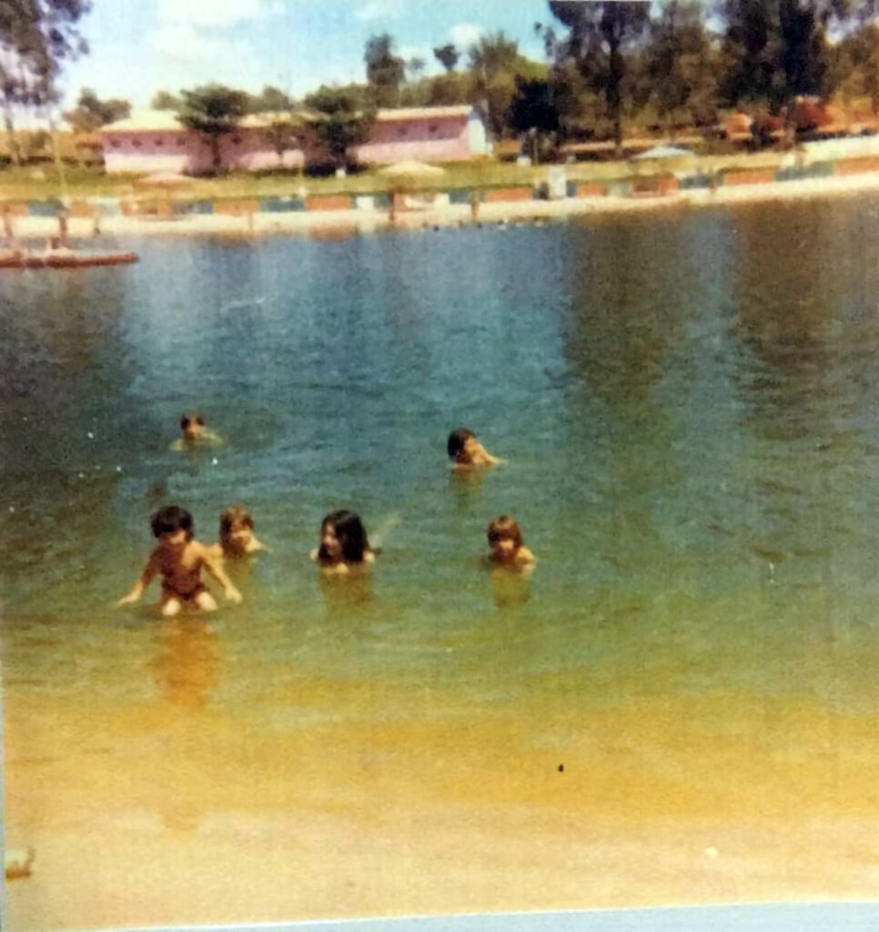 O Araçatuba Country Club, inaugurado em 1969, marcou gerações como um dos principais espaços de lazer e convivência da cidade. Suas estruturas, como lagoa, salão de festas, quiosques e o famoso tobogã, fizeram parte do cotidiano de famílias e eventos que movimentaram Araçatuba entre as décadas de 1970 e 1990.