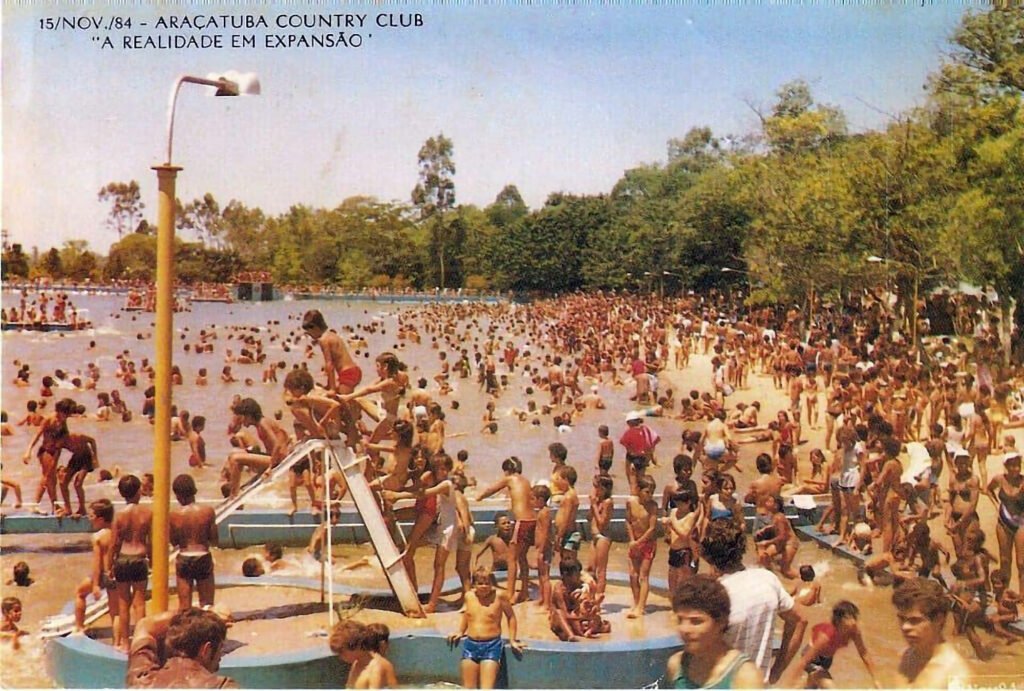 O Araçatuba Country Club, inaugurado em 1969, marcou gerações como um dos principais espaços de lazer e convivência da cidade. Suas estruturas, como lagoa, salão de festas, quiosques e o famoso tobogã, fizeram parte do cotidiano de famílias e eventos que movimentaram Araçatuba entre as décadas de 1970 e 1990.