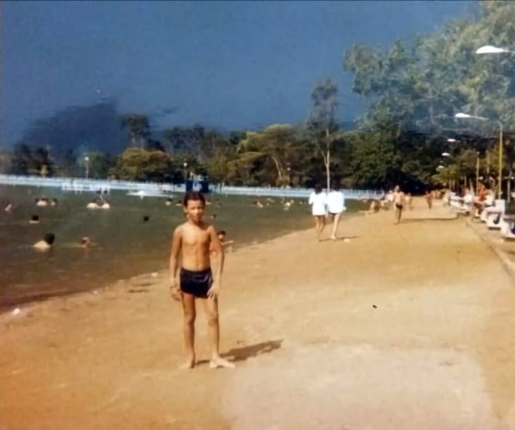 O Araçatuba Country Club, inaugurado em 1969, marcou gerações como um dos principais espaços de lazer e convivência da cidade. Suas estruturas, como lagoa, salão de festas, quiosques e o famoso tobogã, fizeram parte do cotidiano de famílias e eventos que movimentaram Araçatuba entre as décadas de 1970 e 1990.