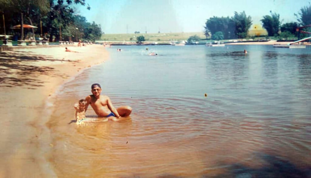 O Araçatuba Country Club, inaugurado em 1969, marcou gerações como um dos principais espaços de lazer e convivência da cidade. Suas estruturas, como lagoa, salão de festas, quiosques e o famoso tobogã, fizeram parte do cotidiano de famílias e eventos que movimentaram Araçatuba entre as décadas de 1970 e 1990.