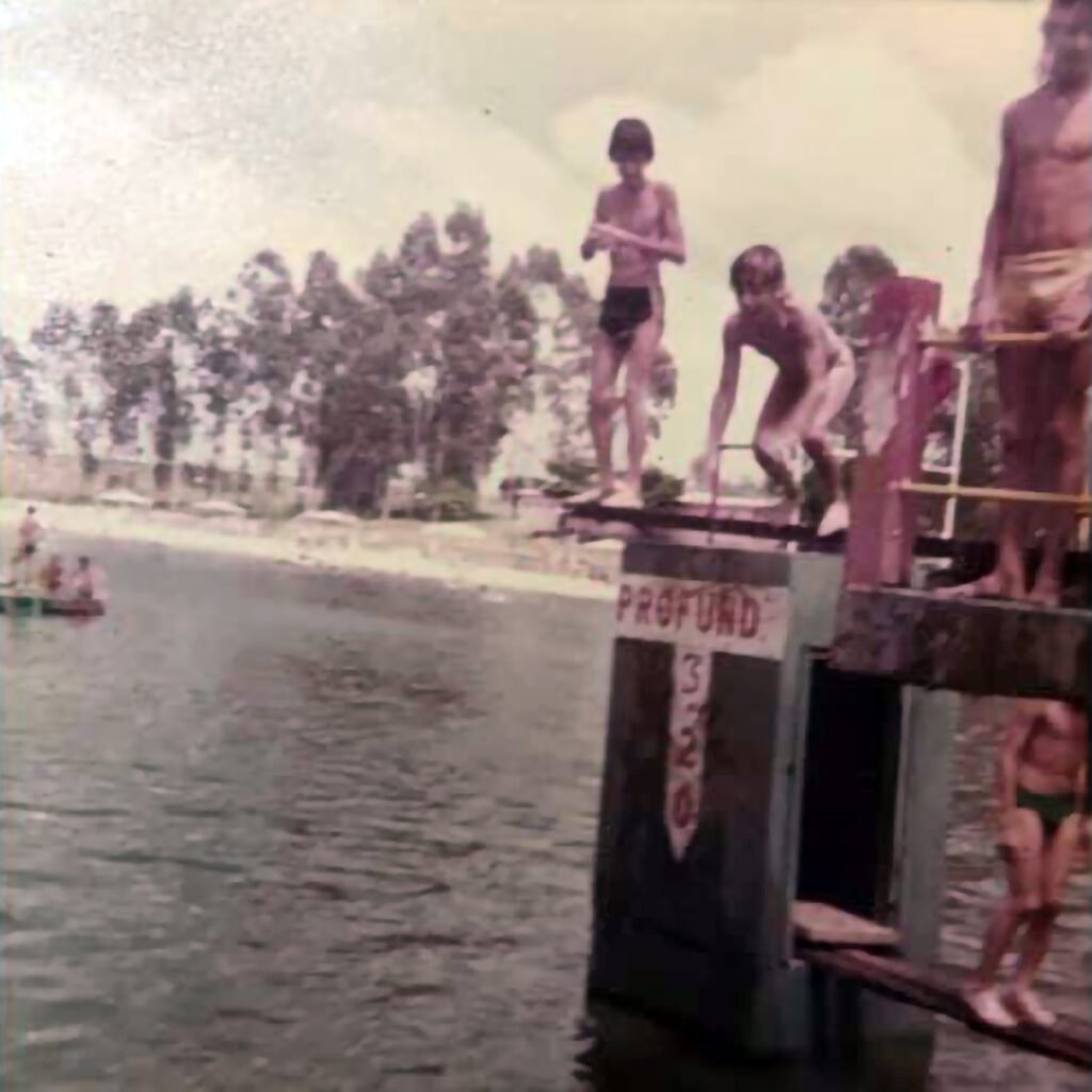 O Araçatuba Country Club, inaugurado em 1969, marcou gerações como um dos principais espaços de lazer e convivência da cidade. Suas estruturas, como lagoa, salão de festas, quiosques e o famoso tobogã, fizeram parte do cotidiano de famílias e eventos que movimentaram Araçatuba entre as décadas de 1970 e 1990.