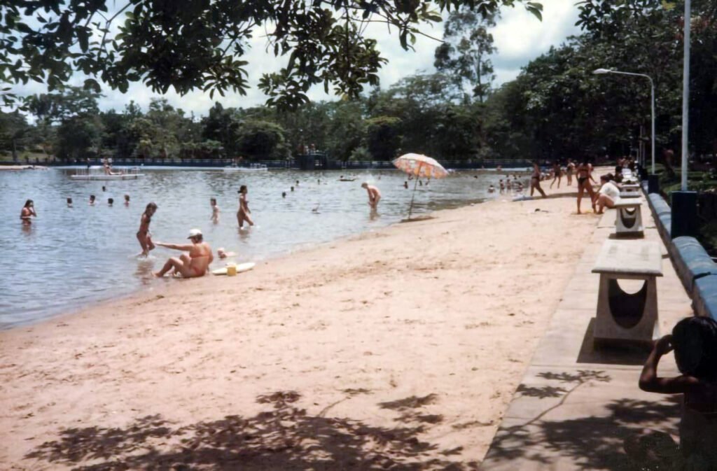 O Araçatuba Country Club, inaugurado em 1969, marcou gerações como um dos principais espaços de lazer e convivência da cidade. Suas estruturas, como lagoa, salão de festas, quiosques e o famoso tobogã, fizeram parte do cotidiano de famílias e eventos que movimentaram Araçatuba entre as décadas de 1970 e 1990.