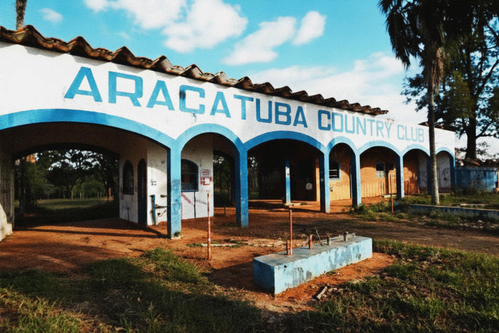 O Araçatuba Country Club, inaugurado em 1969, marcou gerações como um dos principais espaços de lazer e convivência da cidade. Suas estruturas, como lagoa, salão de festas, quiosques e o famoso tobogã, fizeram parte do cotidiano de famílias e eventos que movimentaram Araçatuba entre as décadas de 1970 e 1990.