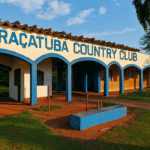 O Araçatuba Country Club, inaugurado em 1969, marcou gerações como um dos principais espaços de lazer e convivência da cidade. Suas estruturas, como lagoa, salão de festas, quiosques e o famoso tobogã, fizeram parte do cotidiano de famílias e eventos que movimentaram Araçatuba entre as décadas de 1970 e 1990.