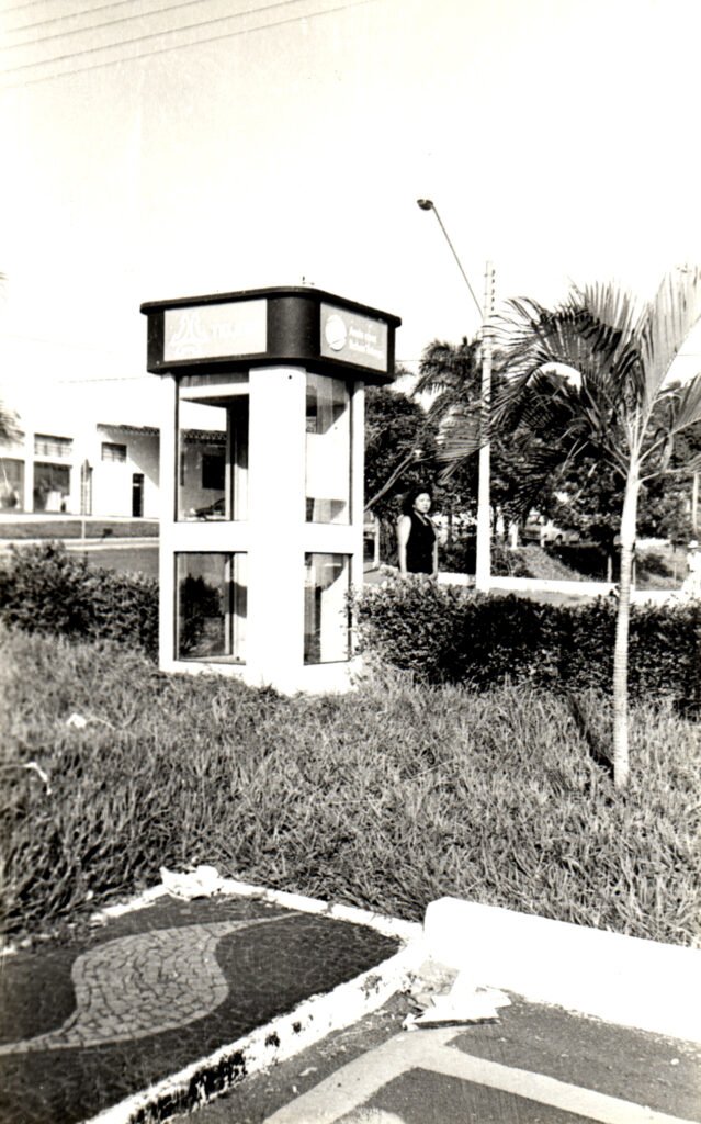 Cabines telefônicas de concreto e vidro feitas pela Telesp para substituir os orelhões na década de 90.