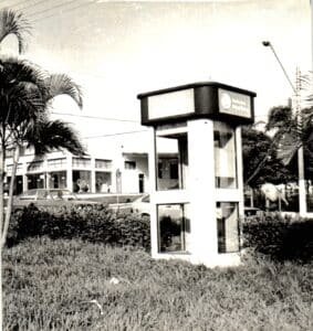 Cabines telefônicas de concreto e vidro feitas pela Telesp para substituir os orelhões na década de 90.