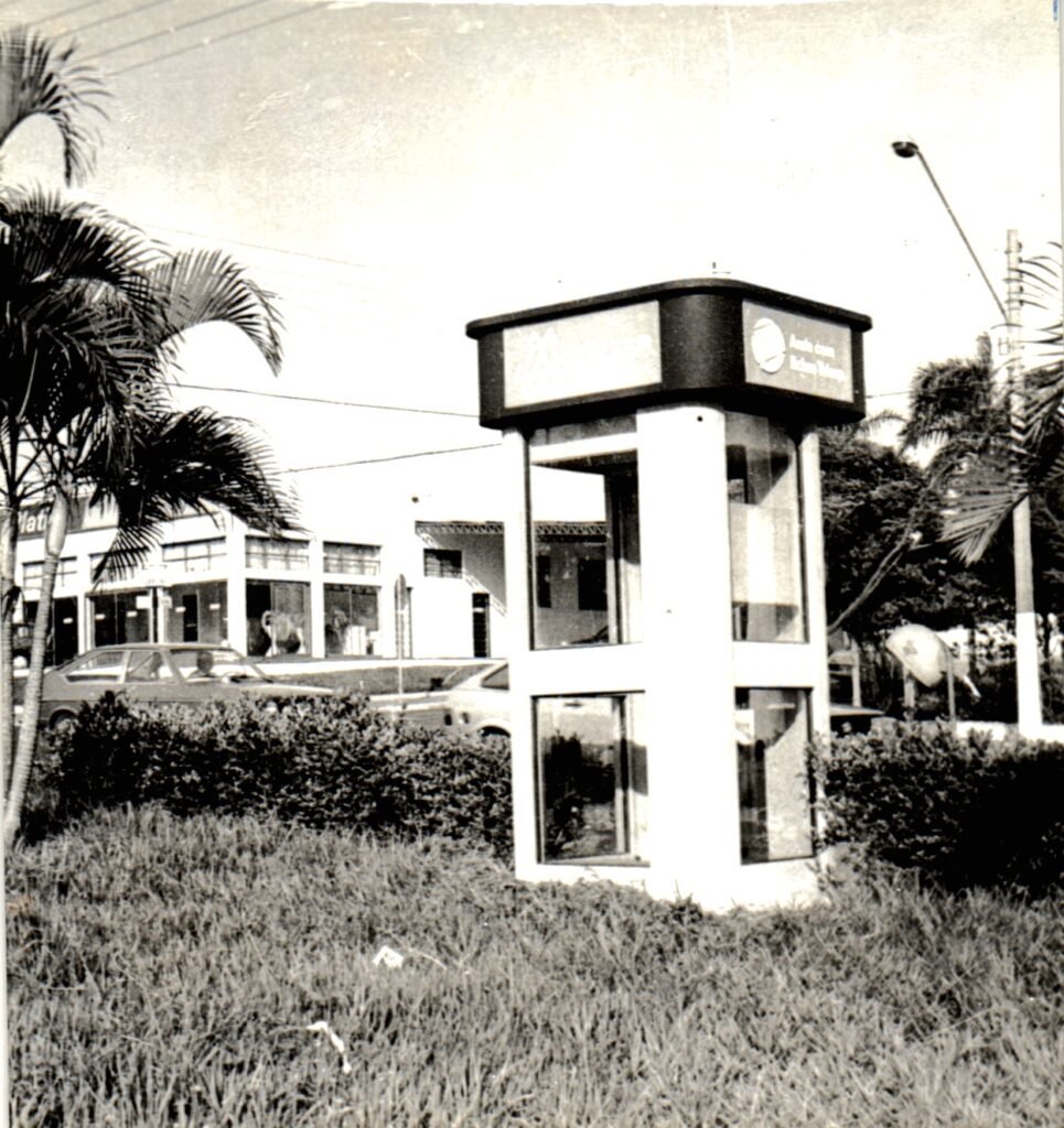 Cabines telefônicas de concreto e vidro feitas pela Telesp para substituir os orelhões na década de 90.