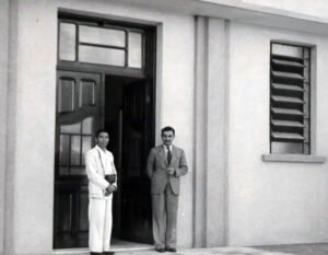 Faculdade de Comércio D. Pedro II - Em frente à porta principal, início 1940