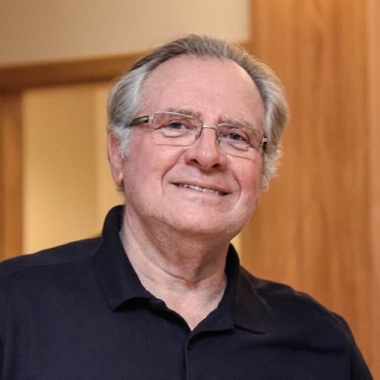 Reinaldo Roberto Dainese, conhecido popularmente como Beto da Constroen, teve atuação decisiva no desenvolvimento imobiliário de Araçatuba-SP e da região Noroeste Paulista, consolidando-se como engenheiro civil e empresário de referência no setor da construção civil.