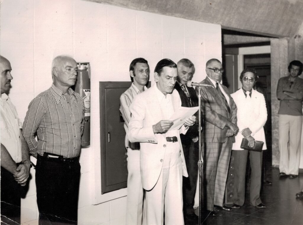 Oscar Luiz Ribeiro Gurjão Cotrim foi uma figura de grande relevância na história política de Araçatuba. Médico de formação, destacou-se como prefeito da cidade no período de 1981 a 1982, quando deixou sua marca na administração pública local.