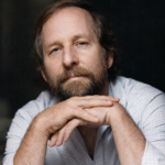 Paulo Grobe, jornalista, ator, diretor teatral, administrador e articulador cultural, tornou-se um dos principais nomes da cultura regional de Araçatuba, com atuação decisiva na gestão pública, no teatro, no jornalismo e na formação de projetos que marcaram gerações no Noroeste Paulista.