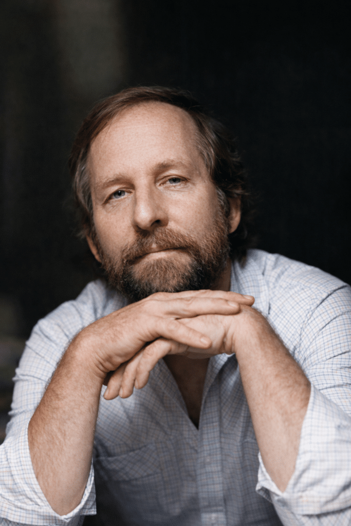 Paulo Grobe, jornalista, ator, diretor teatral, administrador e articulador cultural, tornou-se um dos principais nomes da cultura regional de Araçatuba, com atuação decisiva na gestão pública, no teatro, no jornalismo e na formação de projetos que marcaram gerações no Noroeste Paulista.