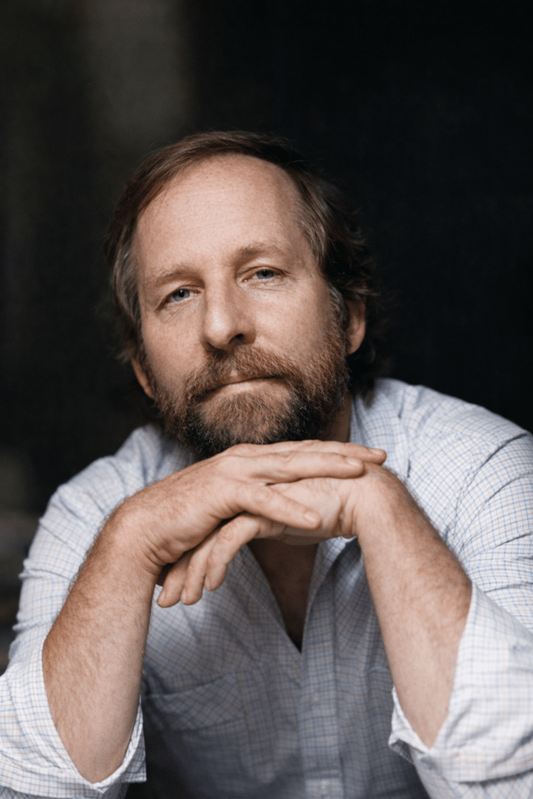Paulo Grobe, jornalista, ator, diretor teatral, administrador e articulador cultural, tornou-se um dos principais nomes da cultura regional de Araçatuba, com atuação decisiva na gestão pública, no teatro, no jornalismo e na formação de projetos que marcaram gerações no Noroeste Paulista.