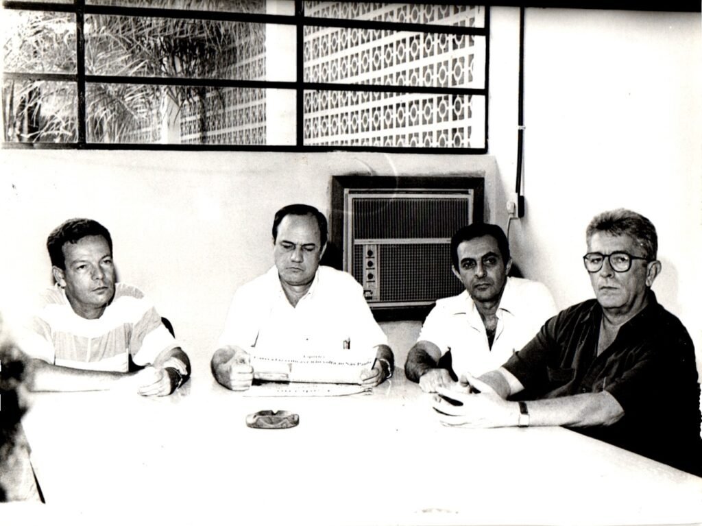 Comissão de Educação da Câmara Municipal de Araçatuba. Reunião da FEA. Da esquerda para a direita: Vereador Rubens Arcieri, Vereador Hélio Correia, Sebastião Heten, diretor da FOA e Dr. Jarbas Borges Rister. Foto: Dayse Maria. Acervo: Folha da Região.