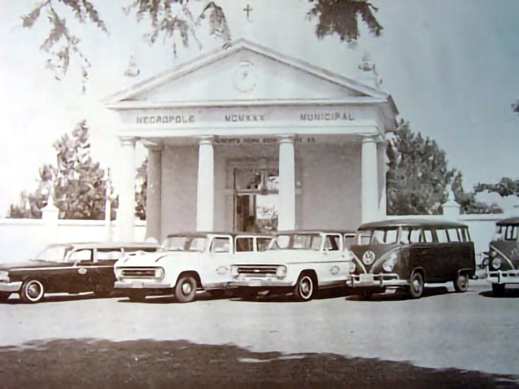 Veículos utilizados na Funeraria Cardassi em frente ao Cemitério da Saudade em Araçatuba.