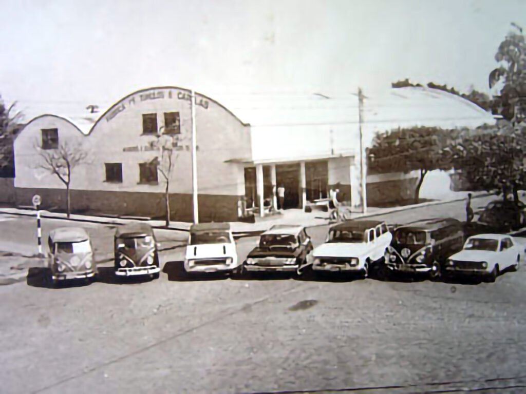 Veículos utilizados na Funerária Cardassi em frente à empresa.