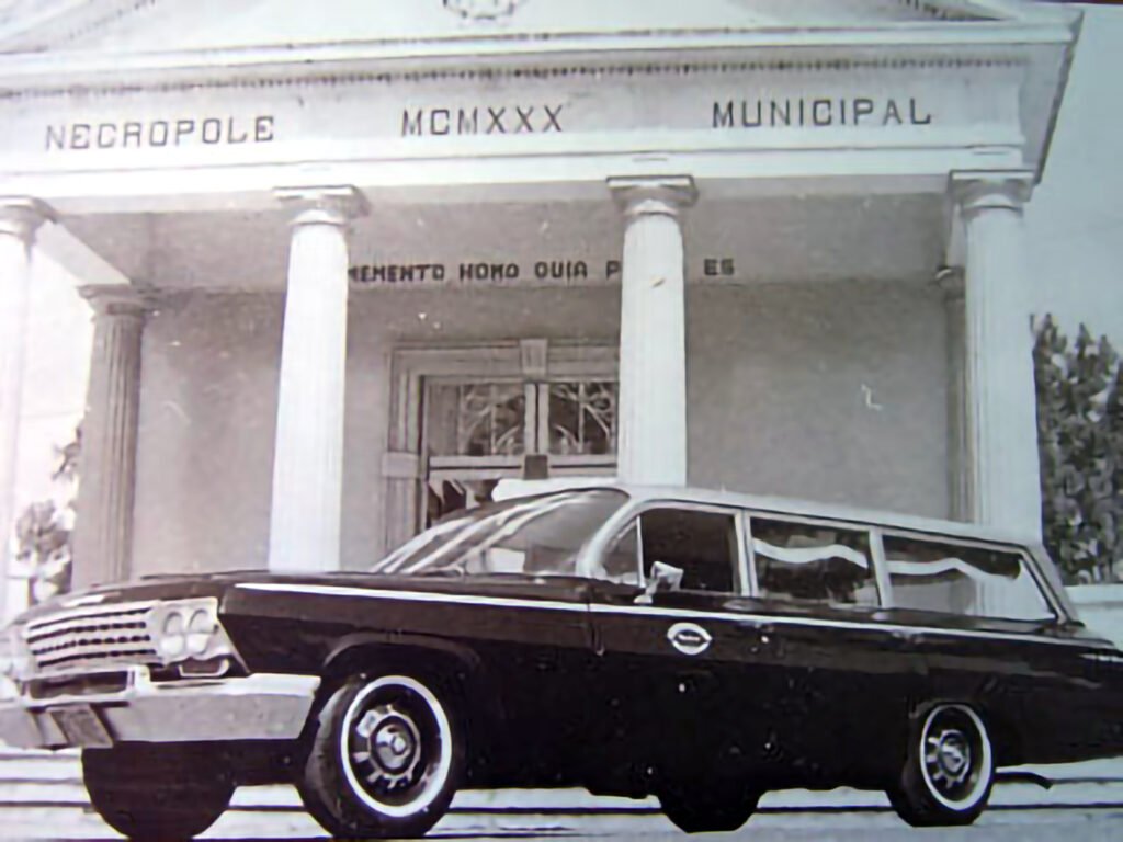 Entre os elementos mais lembrados, aparece o Impala preto: o carro era de uso pessoal de Francisco Cardassi e, depois de sua morte, passou a ser utilizado pela empresa.