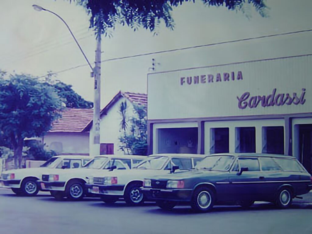 Veículos utilizados na Funerária Cardassi em frente à empresa.
