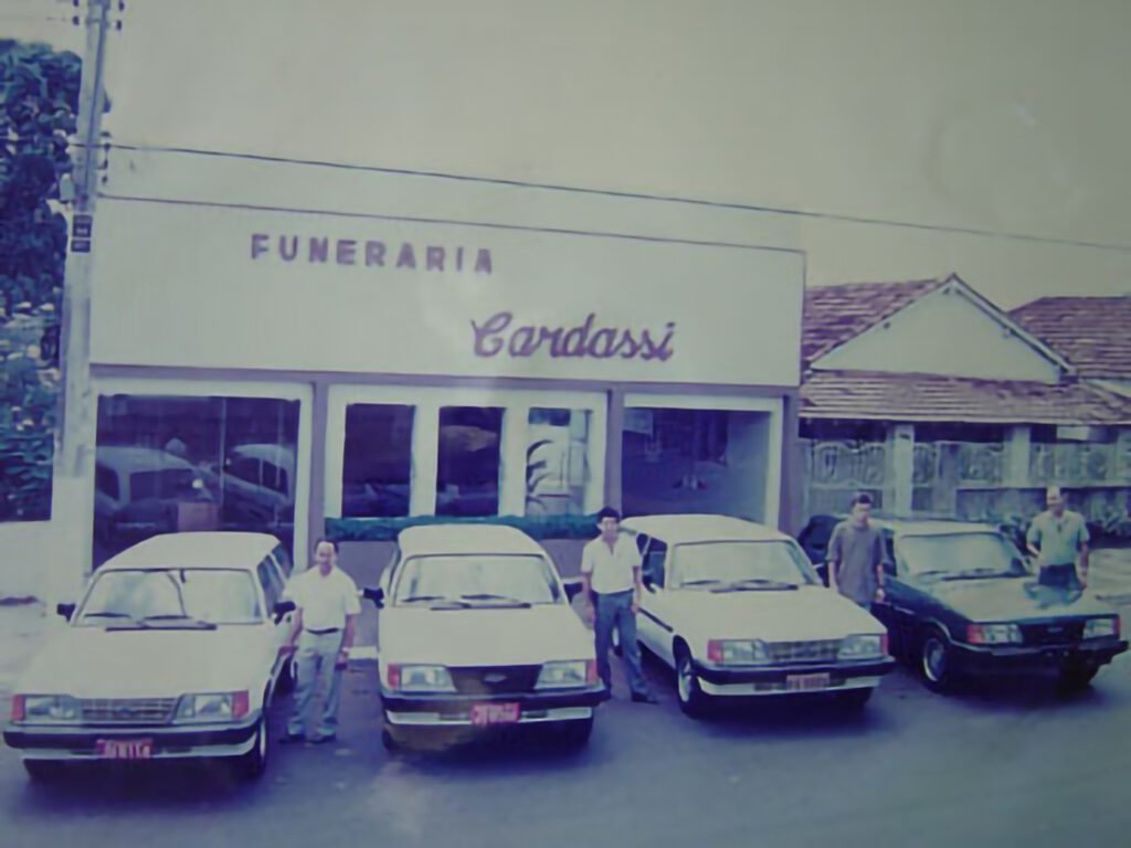 Veículos utilizados na Funerária Cardassi em frente à empresa.