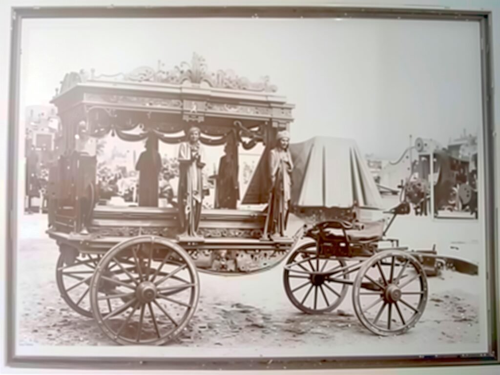 O primeiro veículo de transporte da Funerária Cardassi.