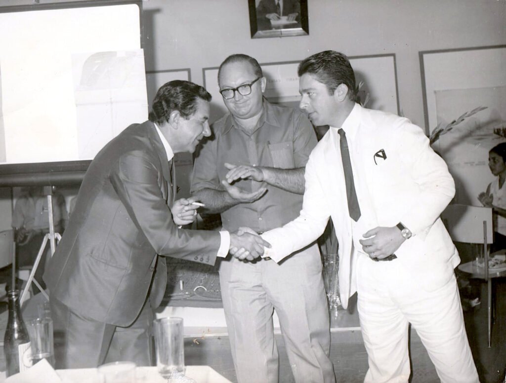 Jarbas Borges Rister cumprimentando Elísio Gomes de Carvalho