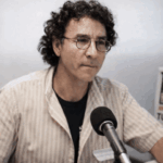 Abdo Rogério, nome artístico de Abdo Souza Guimarães, foi um radialista icônico de Araçatuba-SP, cuja voz marcou várias gerações. Nesta publicação, revisitamos sua trajetória, desde os primeiros passos no rádio até seu legado como grande comunicador regional.