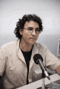 Abdo Rogério, nome artístico de Abdo Souza Guimarães, foi um radialista icônico de Araçatuba-SP, cuja voz marcou várias gerações. Nesta publicação, revisitamos sua trajetória, desde os primeiros passos no rádio até seu legado como grande comunicador regional.