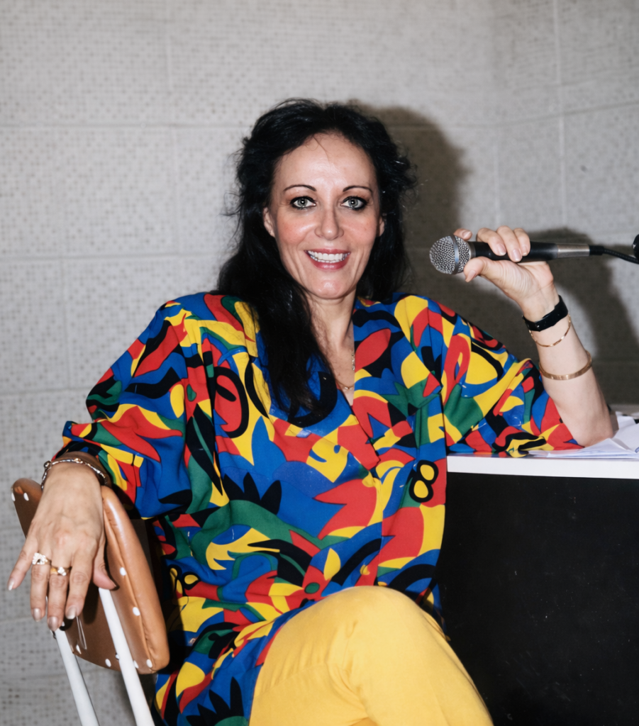 Dilma Azevedo marcou o rádio de Araçatuba-SP e da região Noroeste Paulista com uma atuação intensa em emissoras locais, programas musicais de grande audiência e ações sociais que aproximaram a comunicação da comunidade. A radialista consolidou seu nome em veículos como Rádio Cidade FM, Rádio Luz e Pérola FM, tornando-se referência afetiva e profissional para gerações de ouvintes.