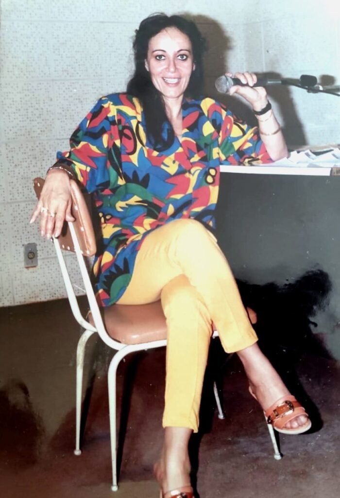 Dilma Azevedo marcou o rádio de Araçatuba-SP e da região Noroeste Paulista com uma atuação intensa em emissoras locais, programas musicais de grande audiência e ações sociais que aproximaram a comunicação da comunidade. A radialista consolidou seu nome em veículos como Rádio Cidade FM, Rádio Luz e Pérola FM, tornando-se referência afetiva e profissional para gerações de ouvintes.