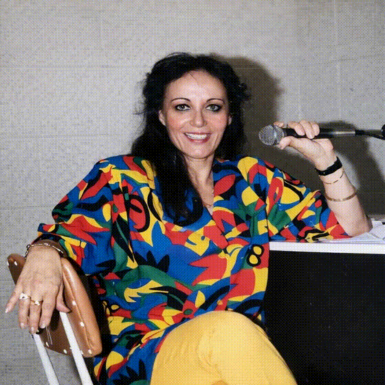 Dilma Azevedo marcou o rádio de Araçatuba-SP e da região Noroeste Paulista com uma atuação intensa em emissoras locais, programas musicais de grande audiência e ações sociais que aproximaram a comunicação da comunidade. A radialista consolidou seu nome em veículos como Rádio Cidade FM, Rádio Luz e Pérola FM, tornando-se referência afetiva e profissional para gerações de ouvintes.