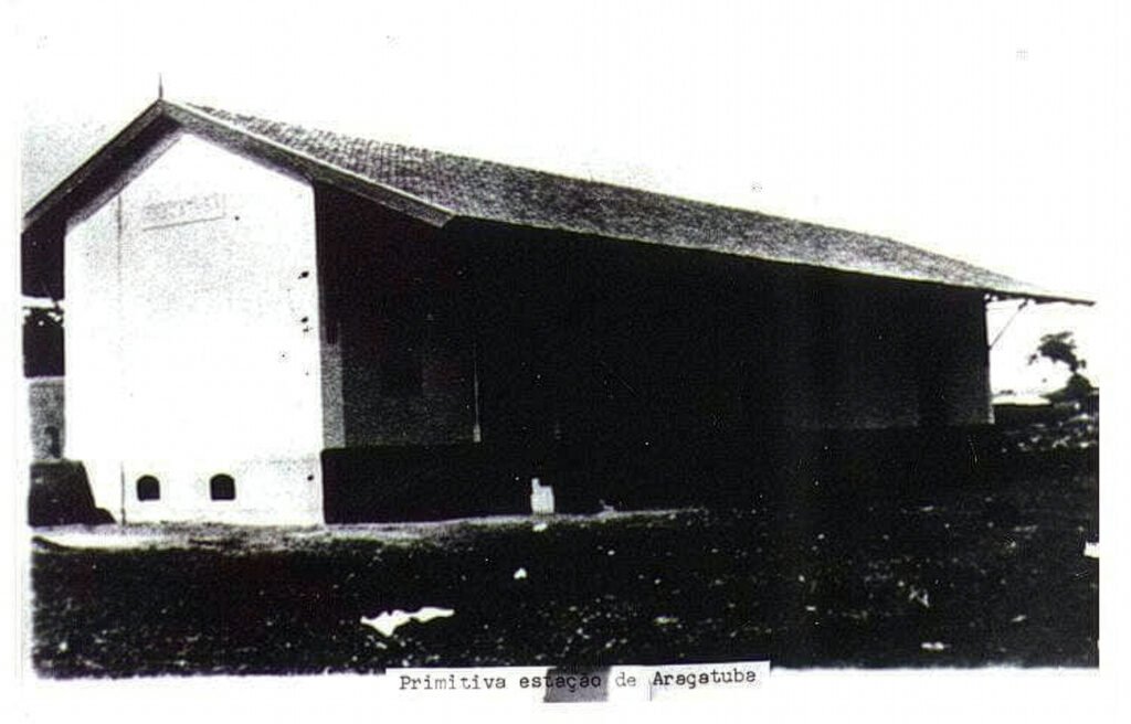 A Primeira Estação Ferroviária de Araçatuba representa o ponto de partida da urbanização do município e da consolidação da Estrada de Ferro Noroeste do Brasil no Noroeste Paulista. Inaugurada em 1908, a estação inicial funcionou como núcleo de povoamento, referência logística e símbolo da expansão ferroviária em território paulista.