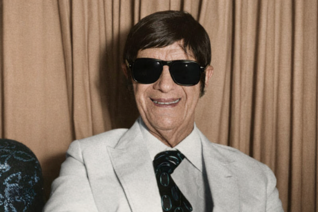 Chico Xavier recebe título de cidadão araçatubense em 1975, por iniciativa da Câmara Municipal de Araçatuba-SP.