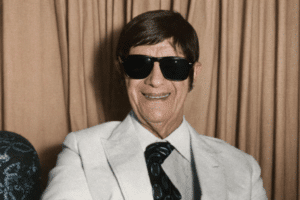 Chico Xavier recebe título de cidadão araçatubense em 1975, por iniciativa da Câmara Municipal de Araçatuba-SP.