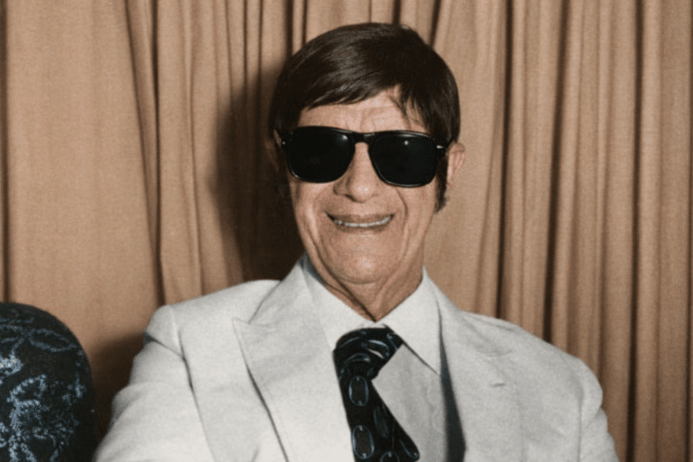 Chico Xavier recebe título de cidadão araçatubense em 1975, por iniciativa da Câmara Municipal de Araçatuba-SP.