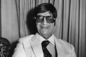 Chico Xavier recebe título de cidadão araçatubense em 1975, por iniciativa da Câmara Municipal de Araçatuba-SP.